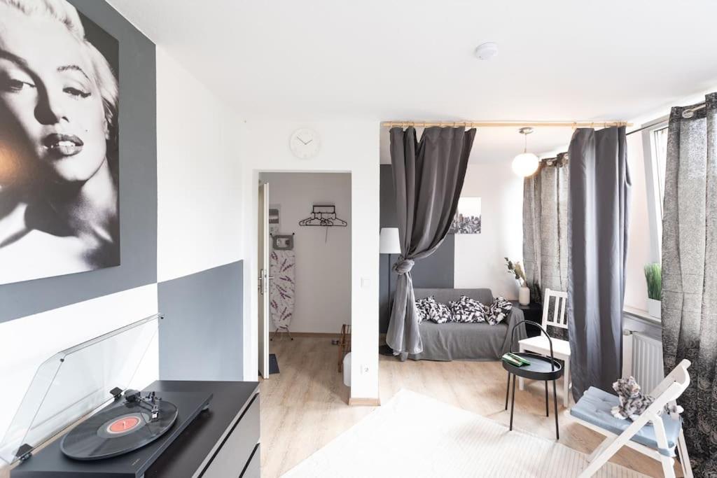 - Nice New York Apartment In The Heart Of Duisburg - Betten & Sofa - 5 Mins Central Station Hbf - Big Tv & Wifi - Exterior foto