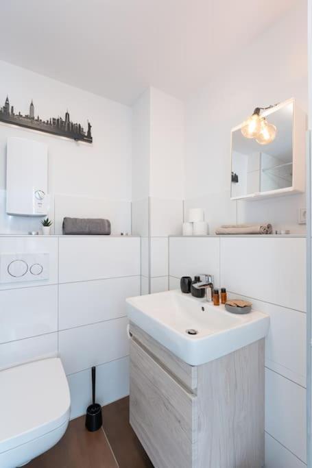 - Nice New York Apartment In The Heart Of Duisburg - Betten & Sofa - 5 Mins Central Station Hbf - Big Tv & Wifi - Exterior foto